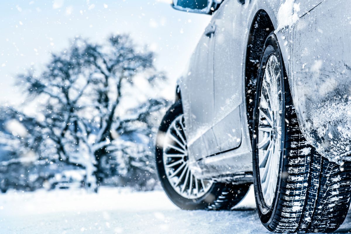 driving car winter avoid accident