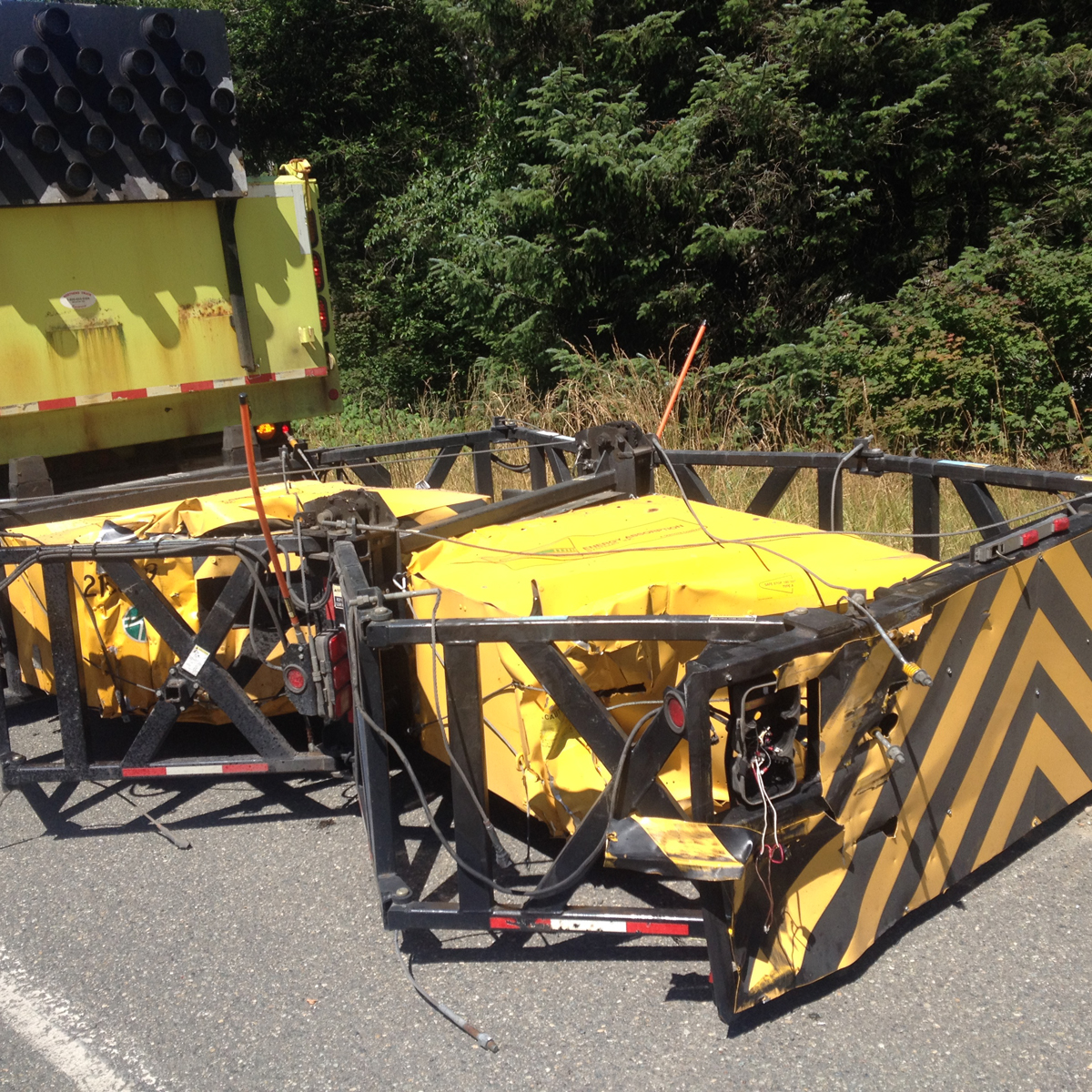 Daños en el atenuador tras accidente de camión en carretera