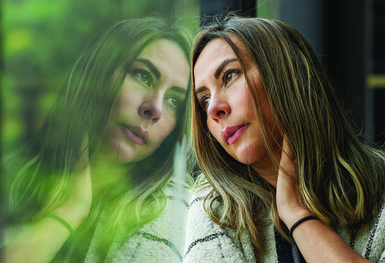 Mujer que sufre los efectos emocionales de un accidente de vehículo de motor